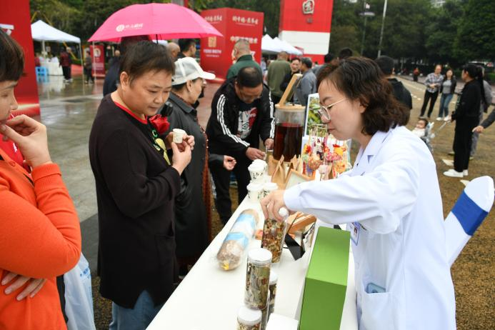 家門口的中醫(yī)“養(yǎng)生局” 公園里飄散“草藥香”